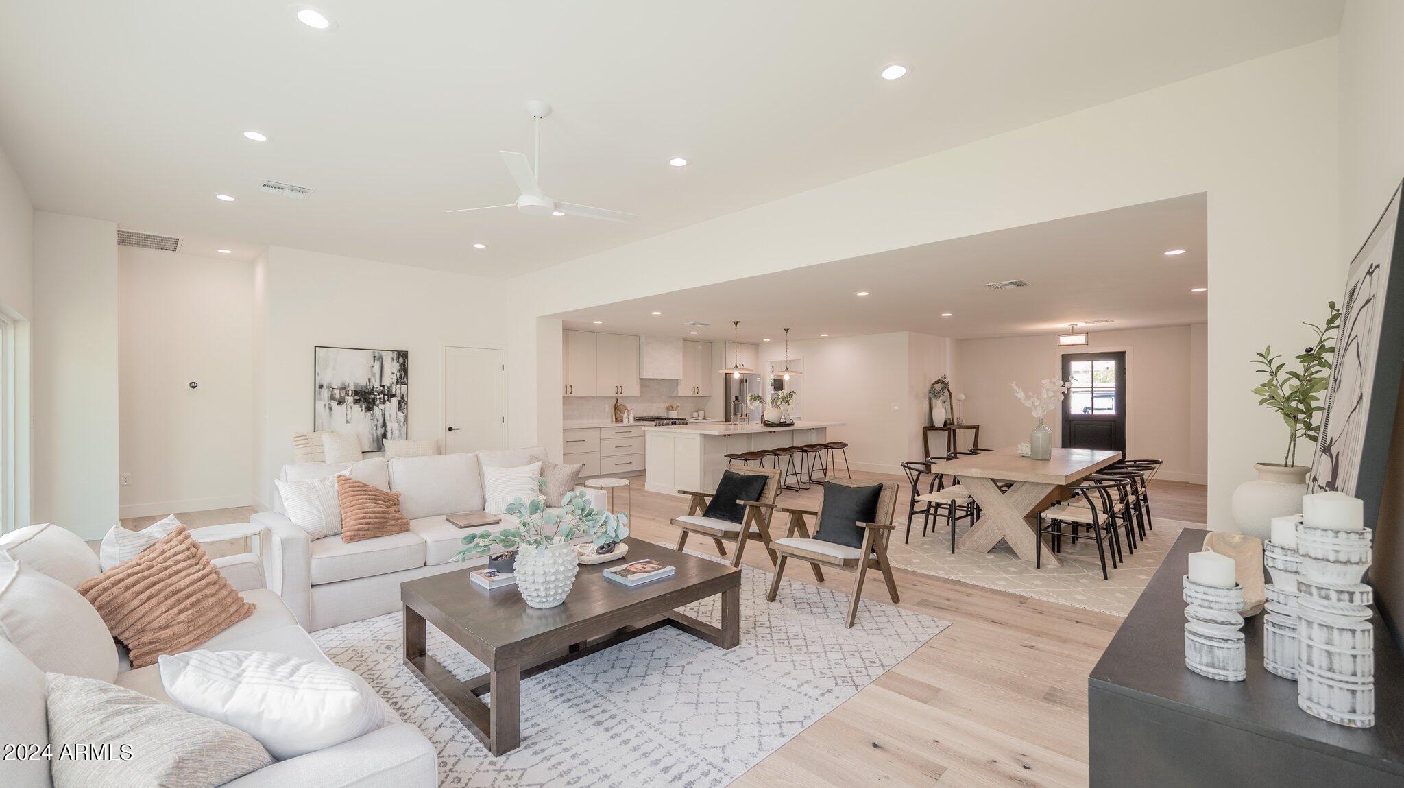 209 W DIANA Avenue