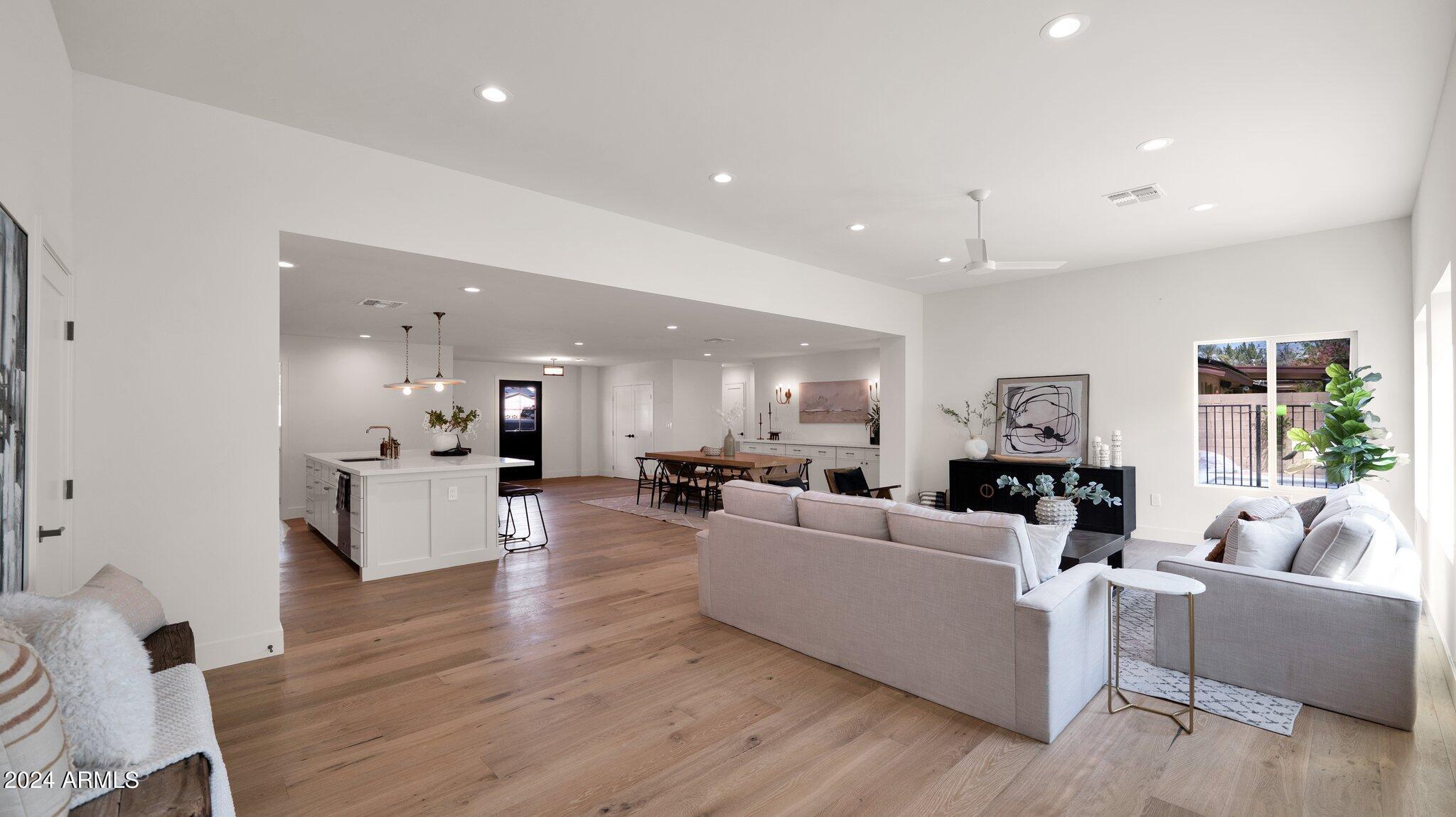 209 W DIANA Avenue