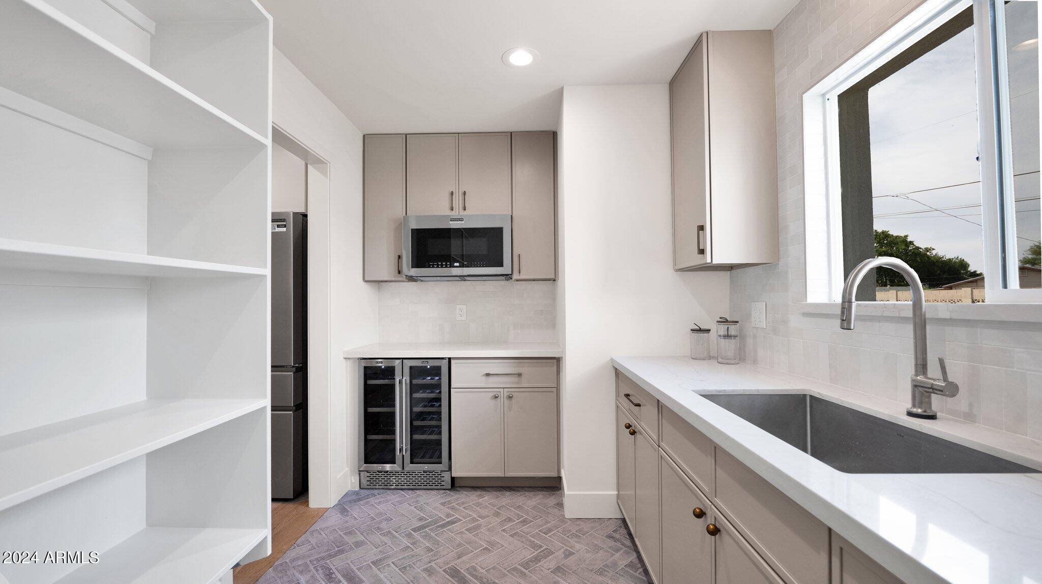209 W DIANA Avenue