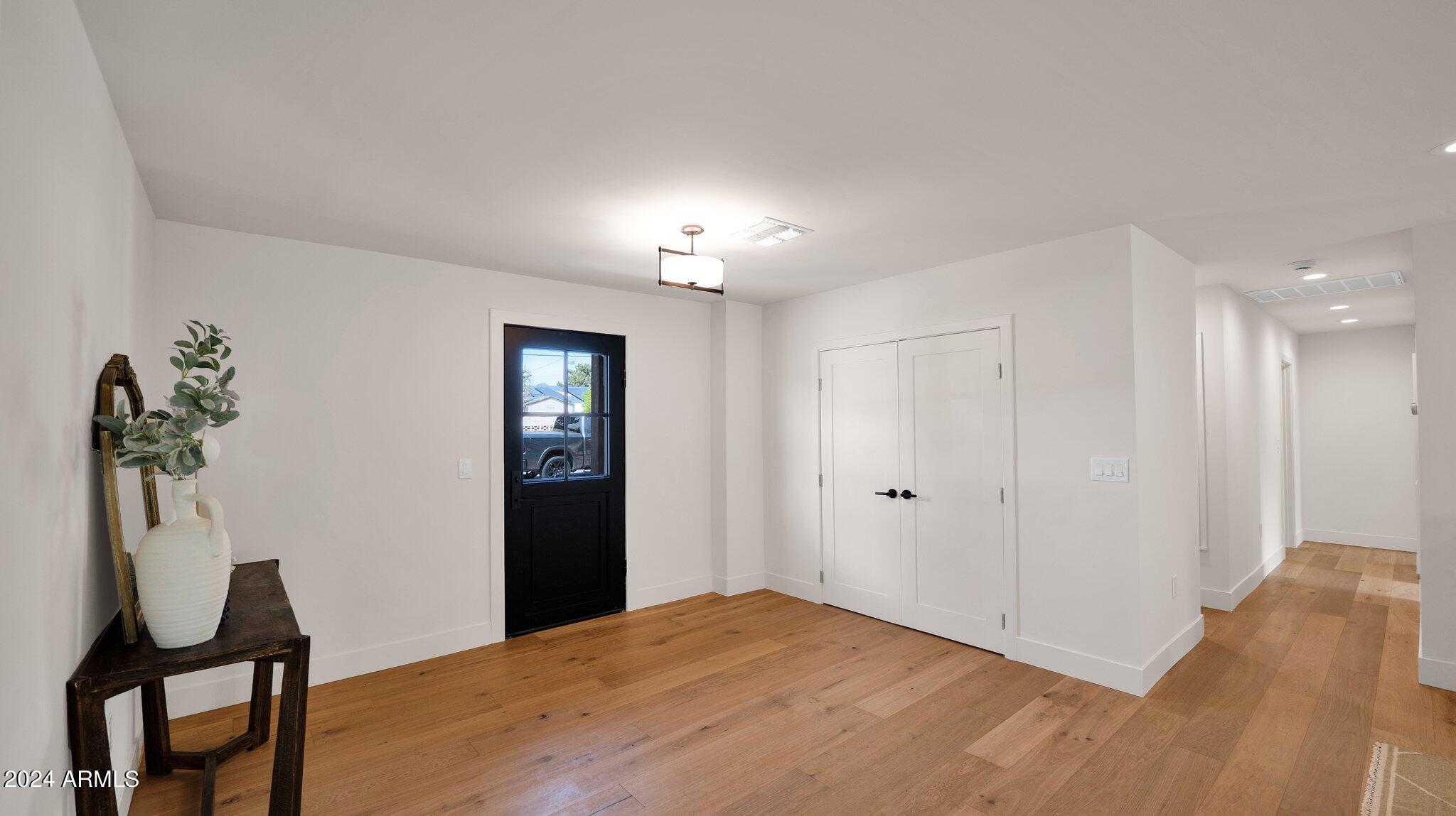 209 W DIANA Avenue