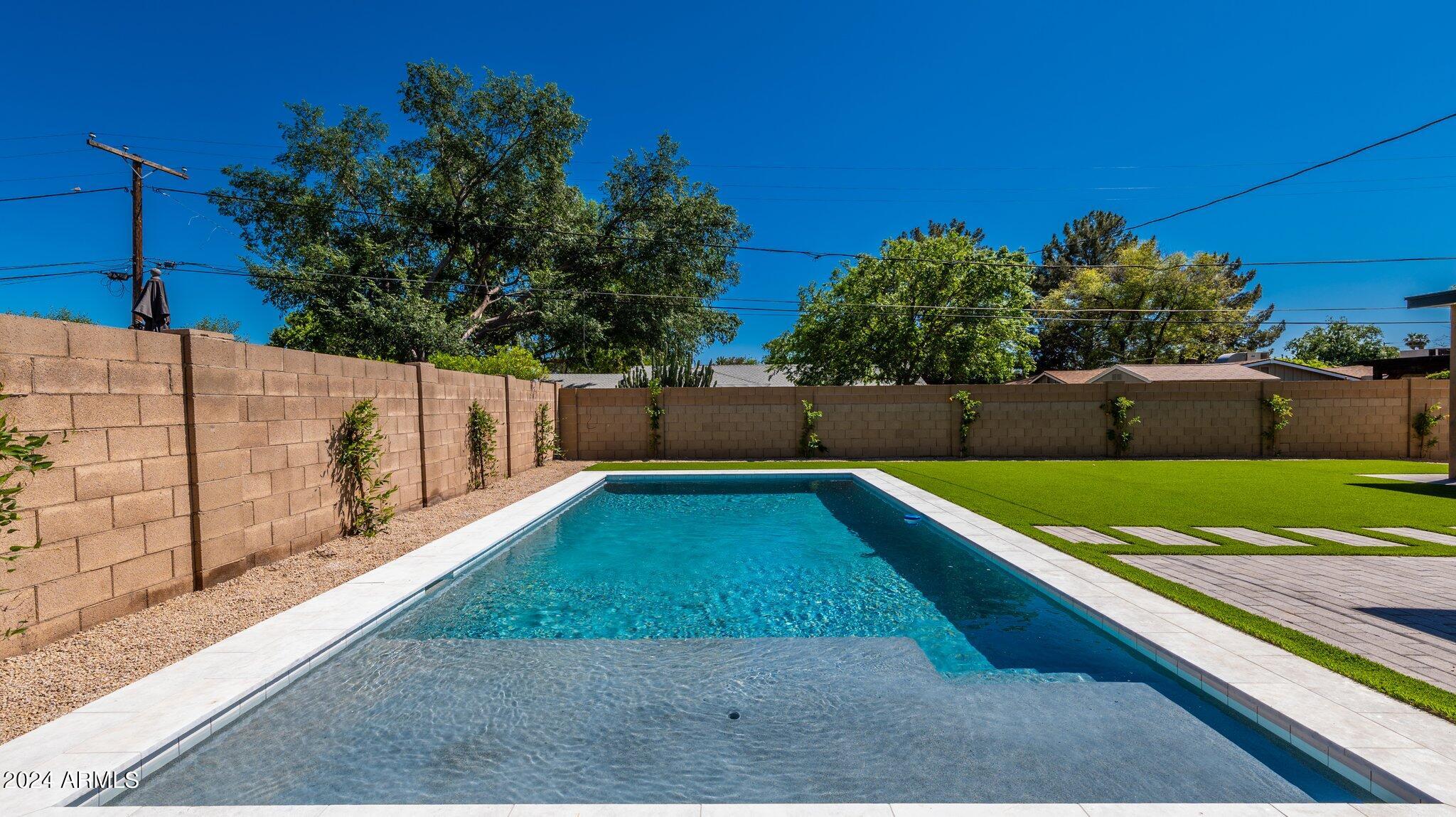 209 W DIANA Avenue