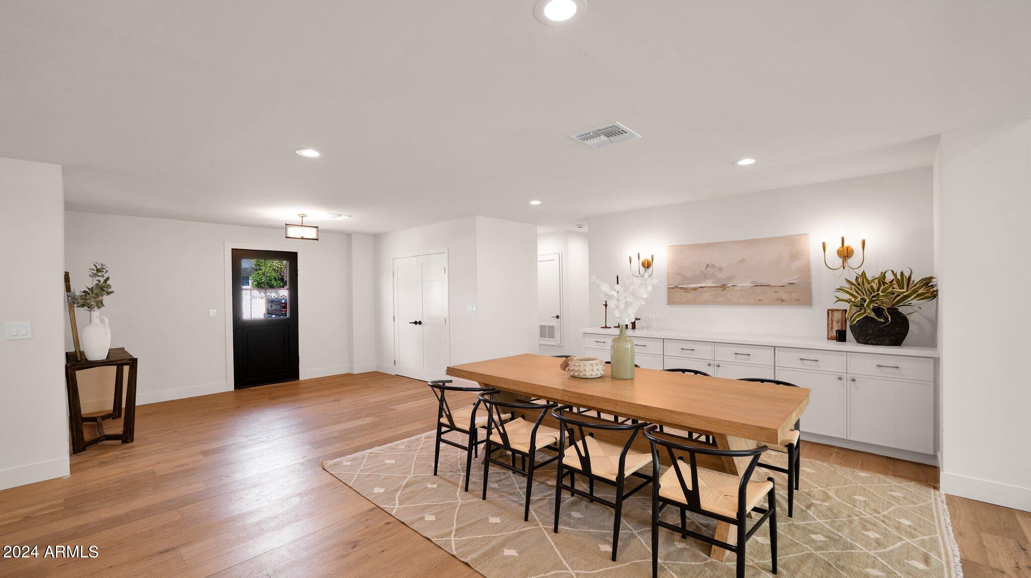 209 W DIANA Avenue