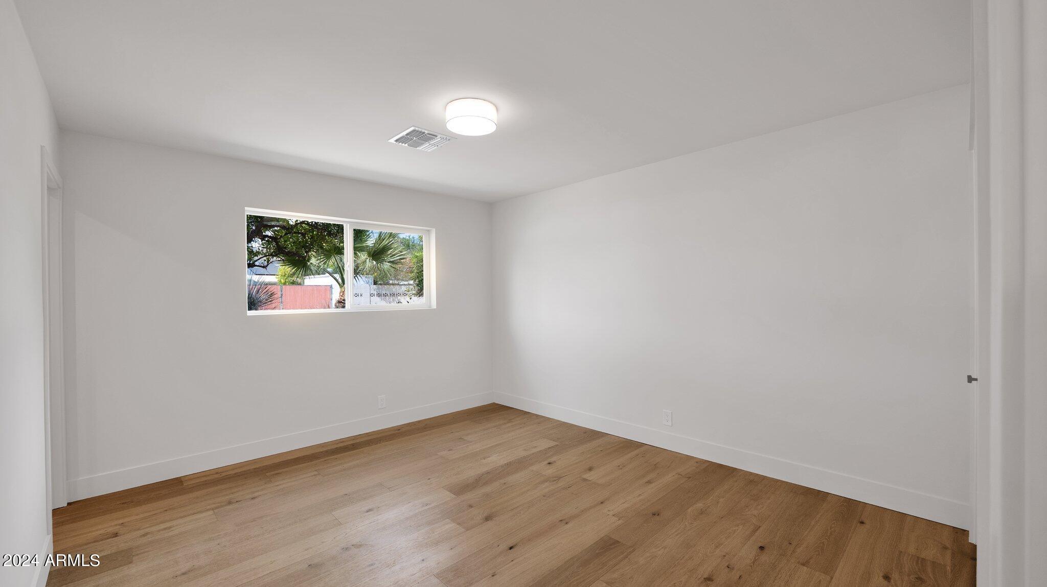 209 W DIANA Avenue