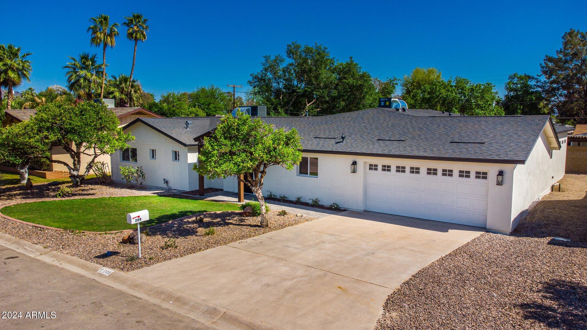 209 W DIANA Avenue