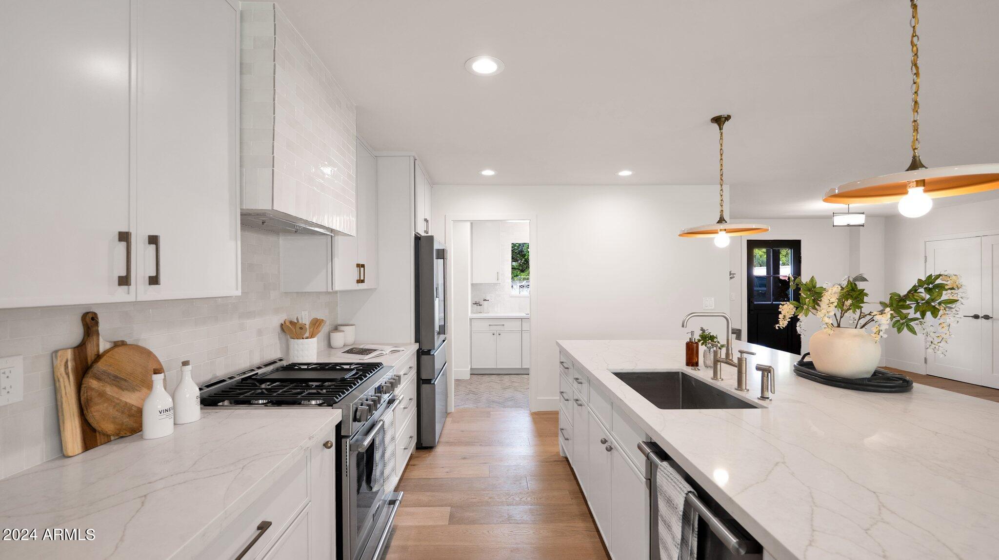 209 W DIANA Avenue