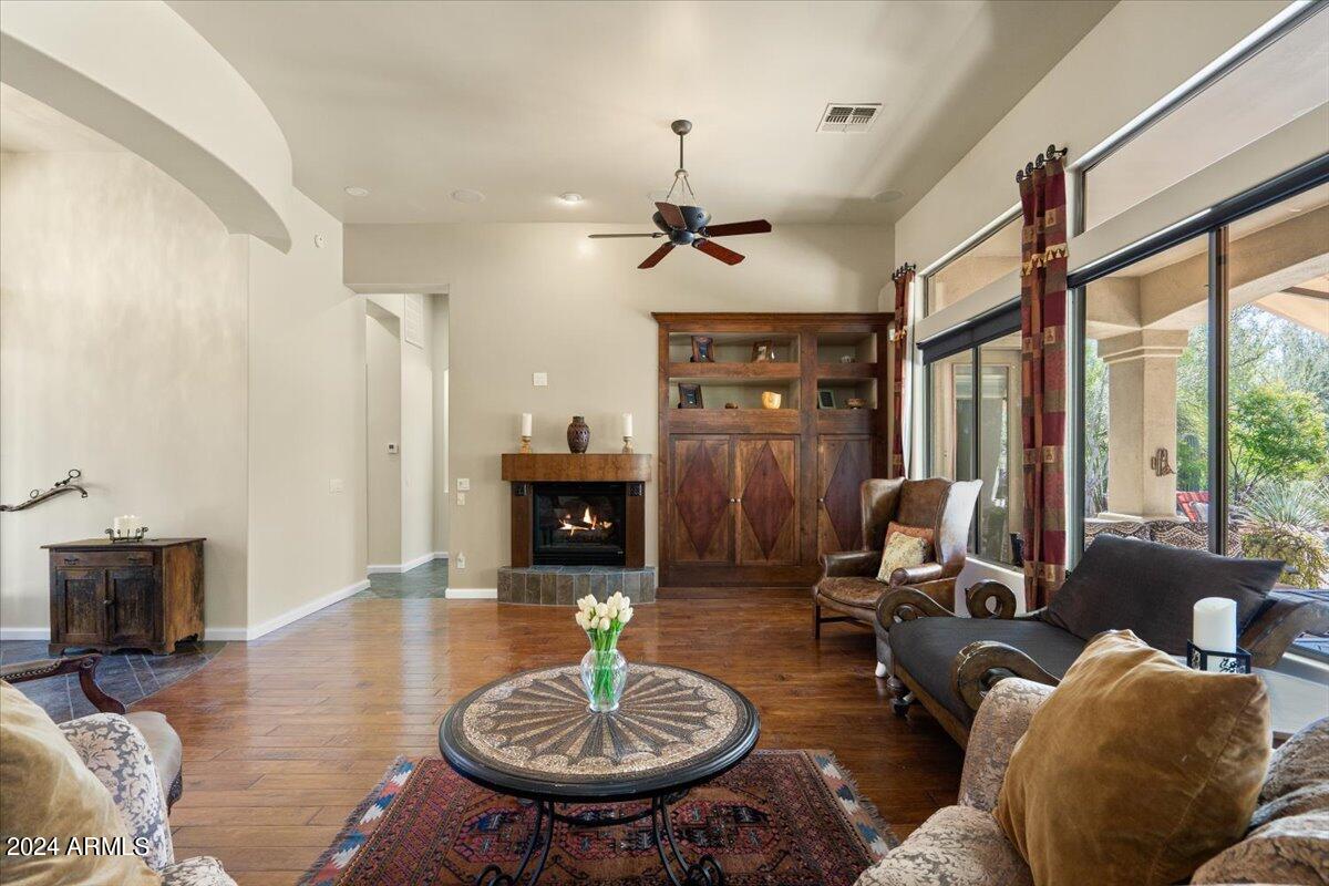 8921 E NORA Circle