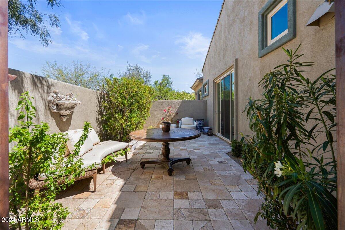 8921 E NORA Circle