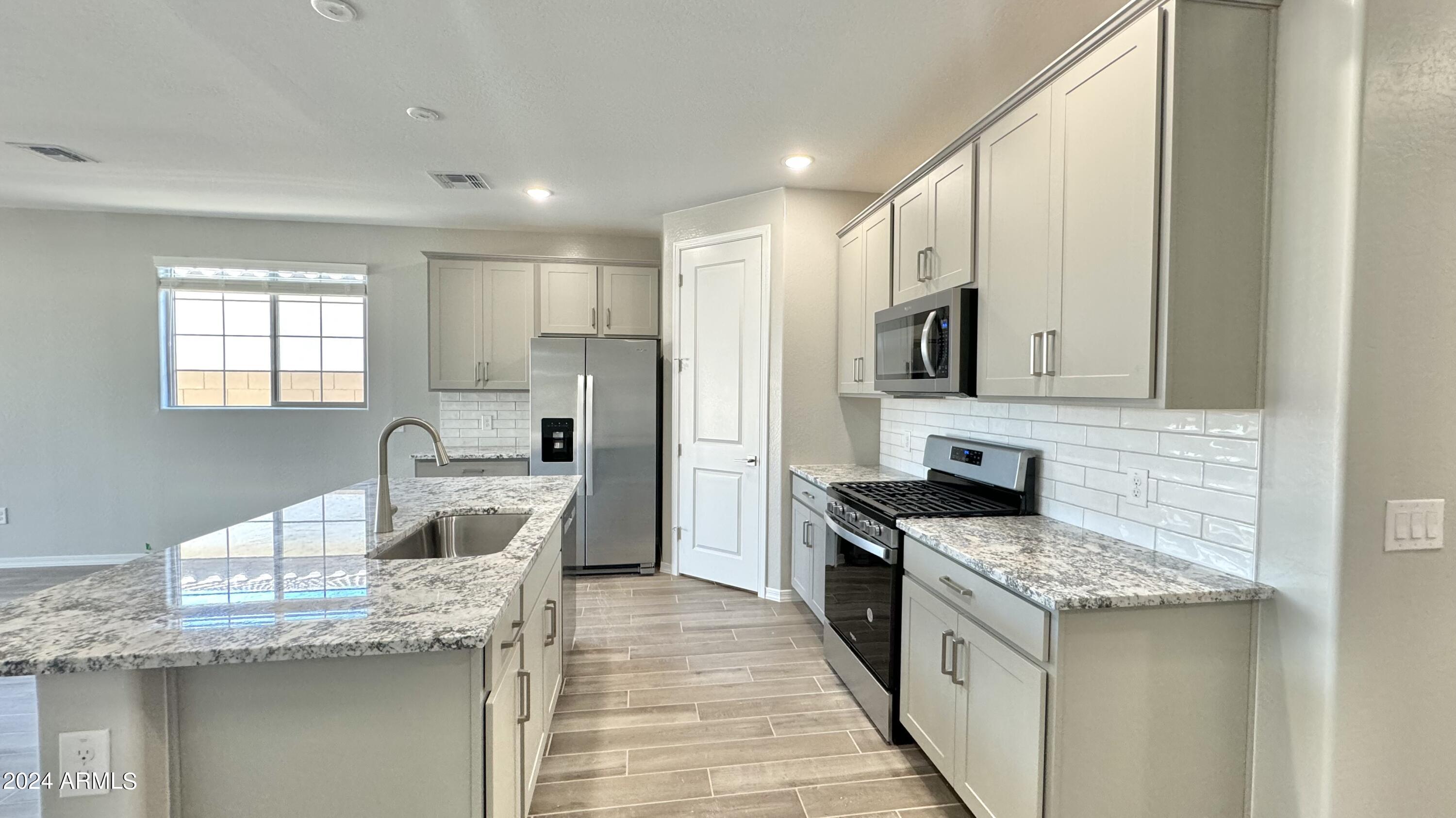 22936 E ROUNDUP Way