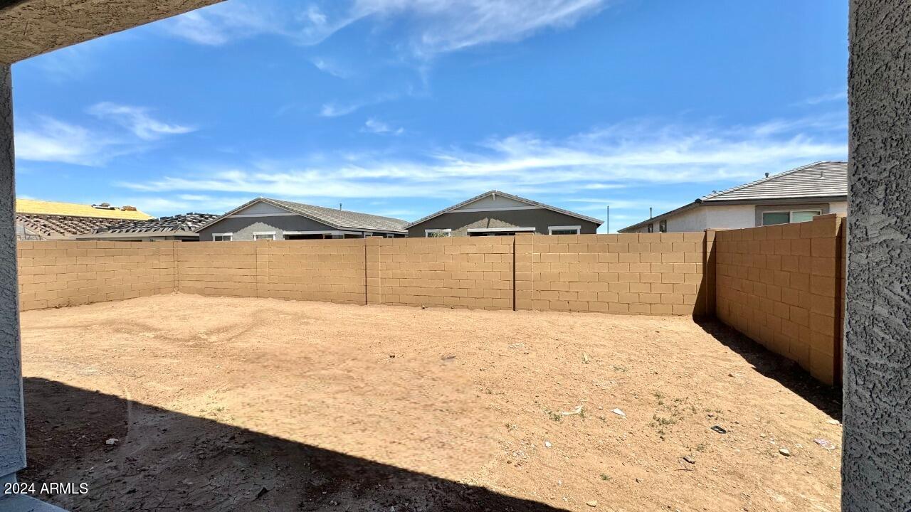 22936 E ROUNDUP Way