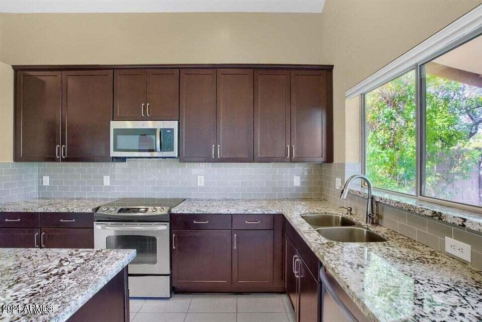 10476 E HILLERY Drive E