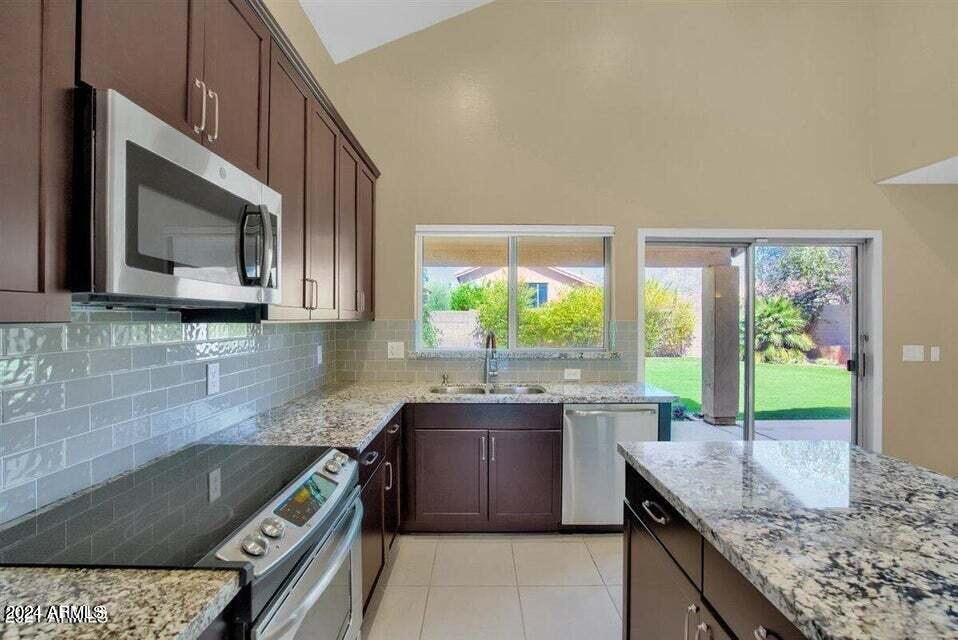 10476 E HILLERY Drive E