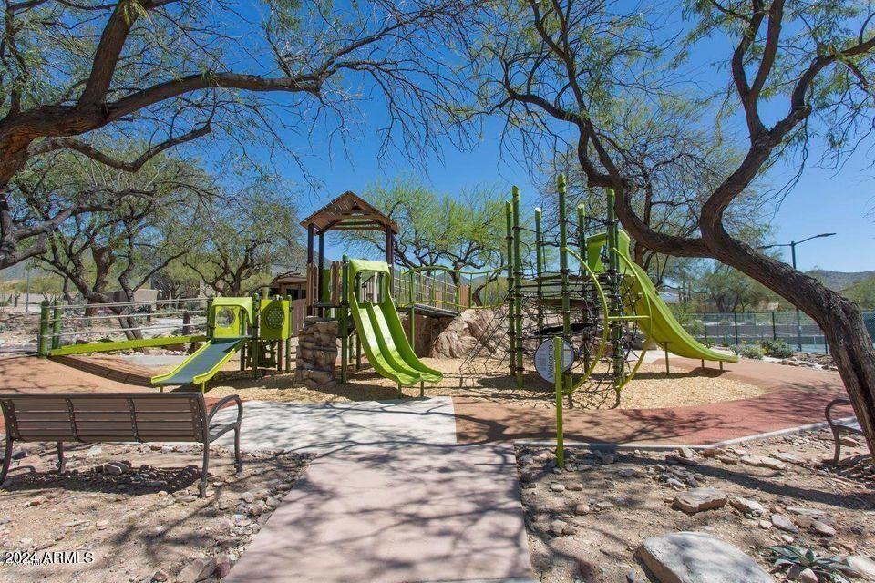 10476 E HILLERY Drive E