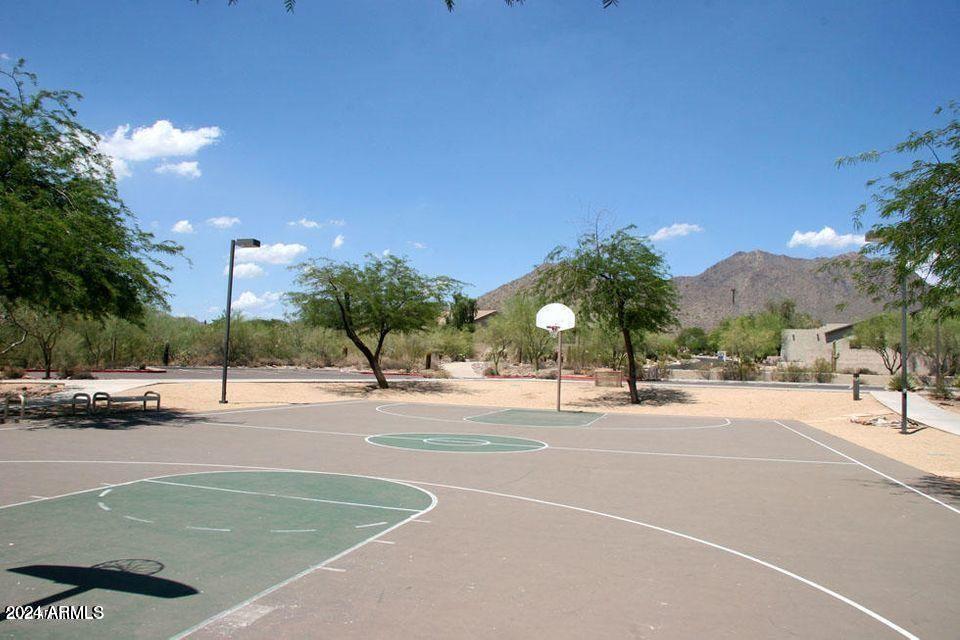 10476 E HILLERY Drive E