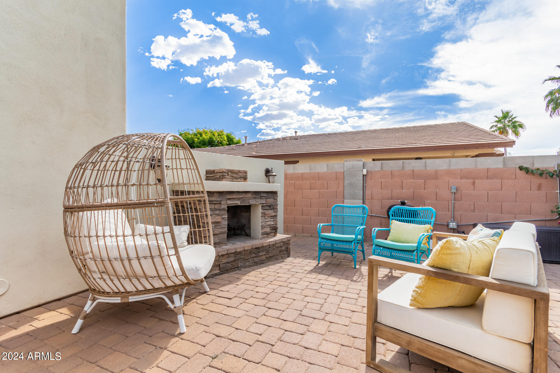 1526 E AZALEA Drive