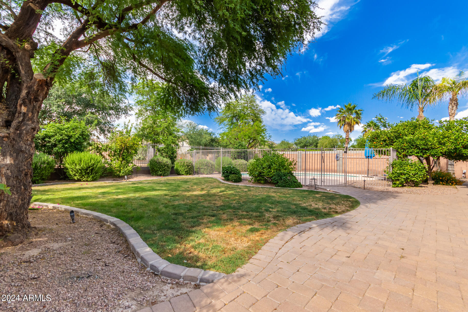 1526 E AZALEA Drive