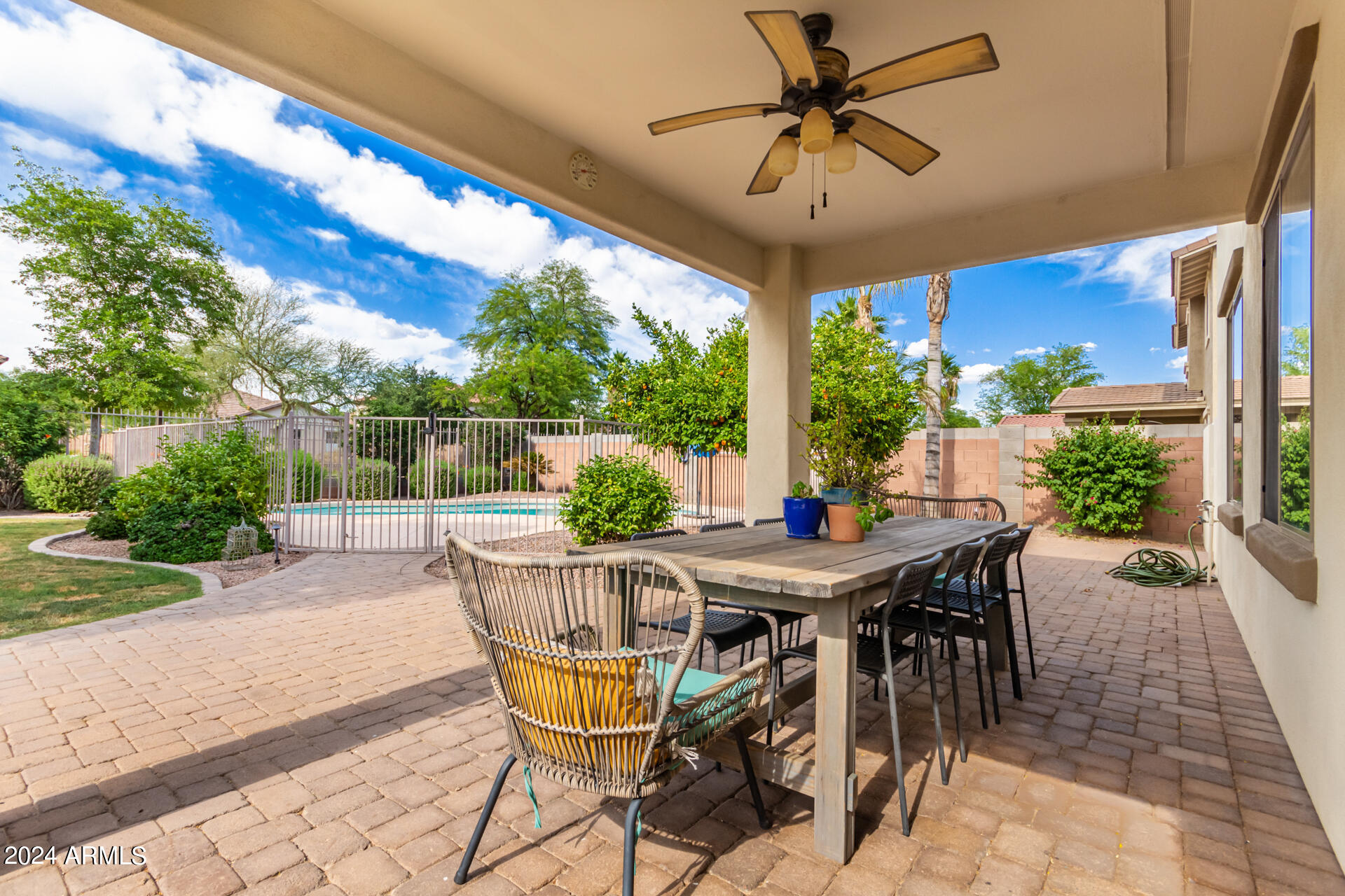 1526 E AZALEA Drive