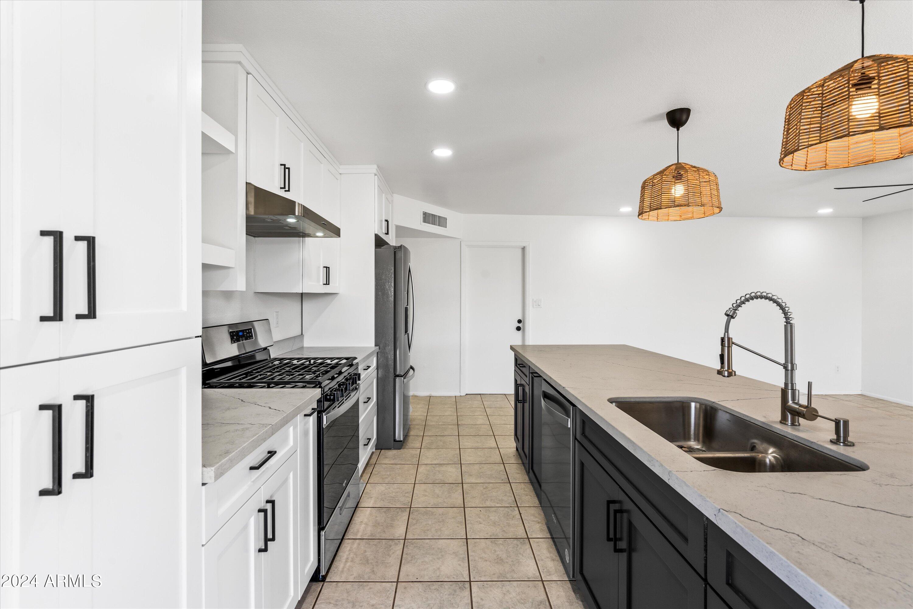 2525 E LA JOLLA Drive