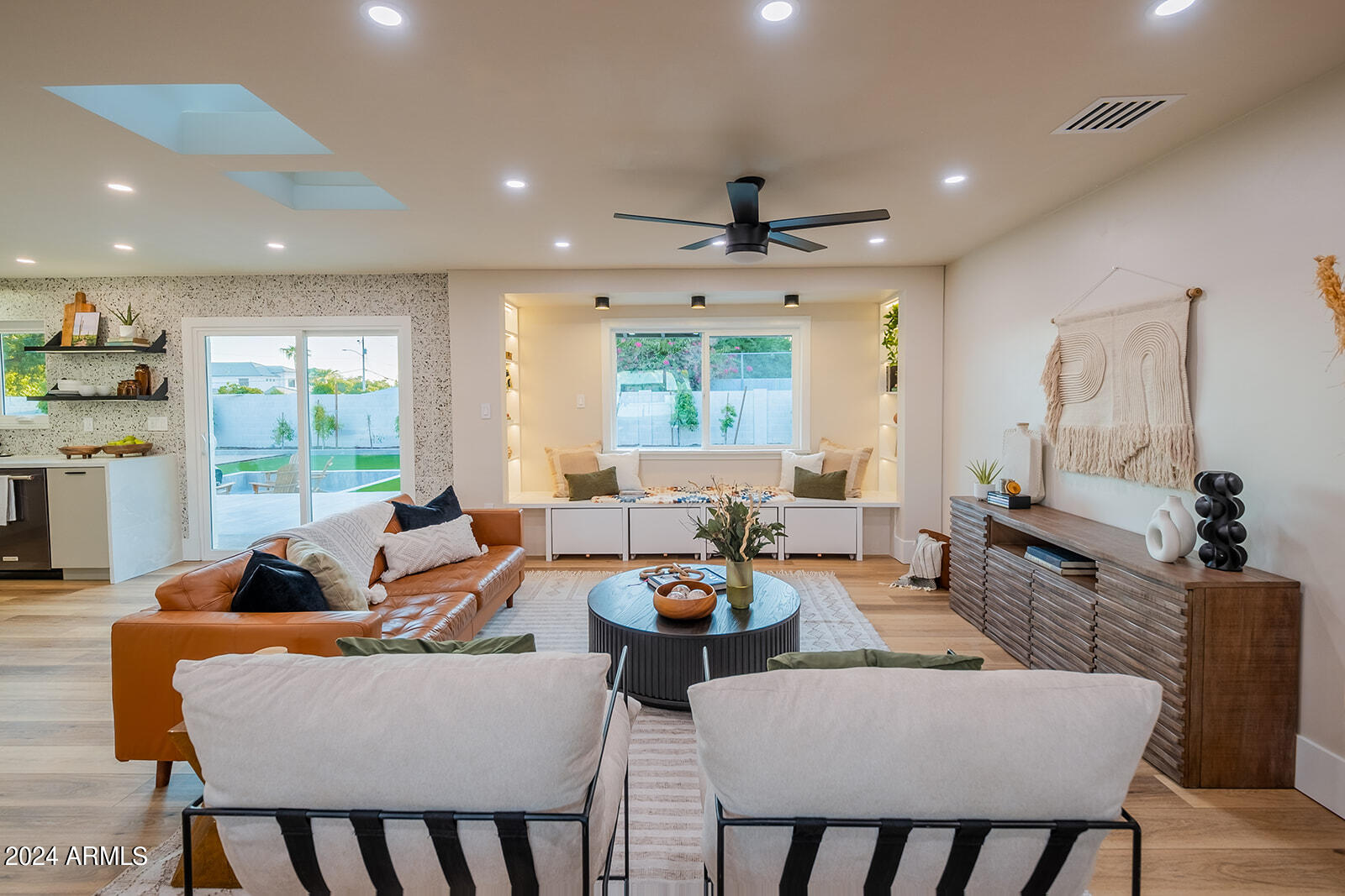 1456 E TUCKEY Lane