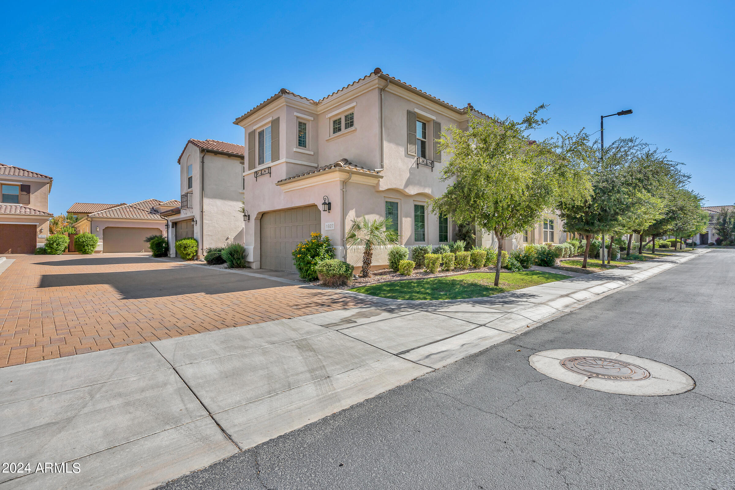 1927 W Yellowstone Way