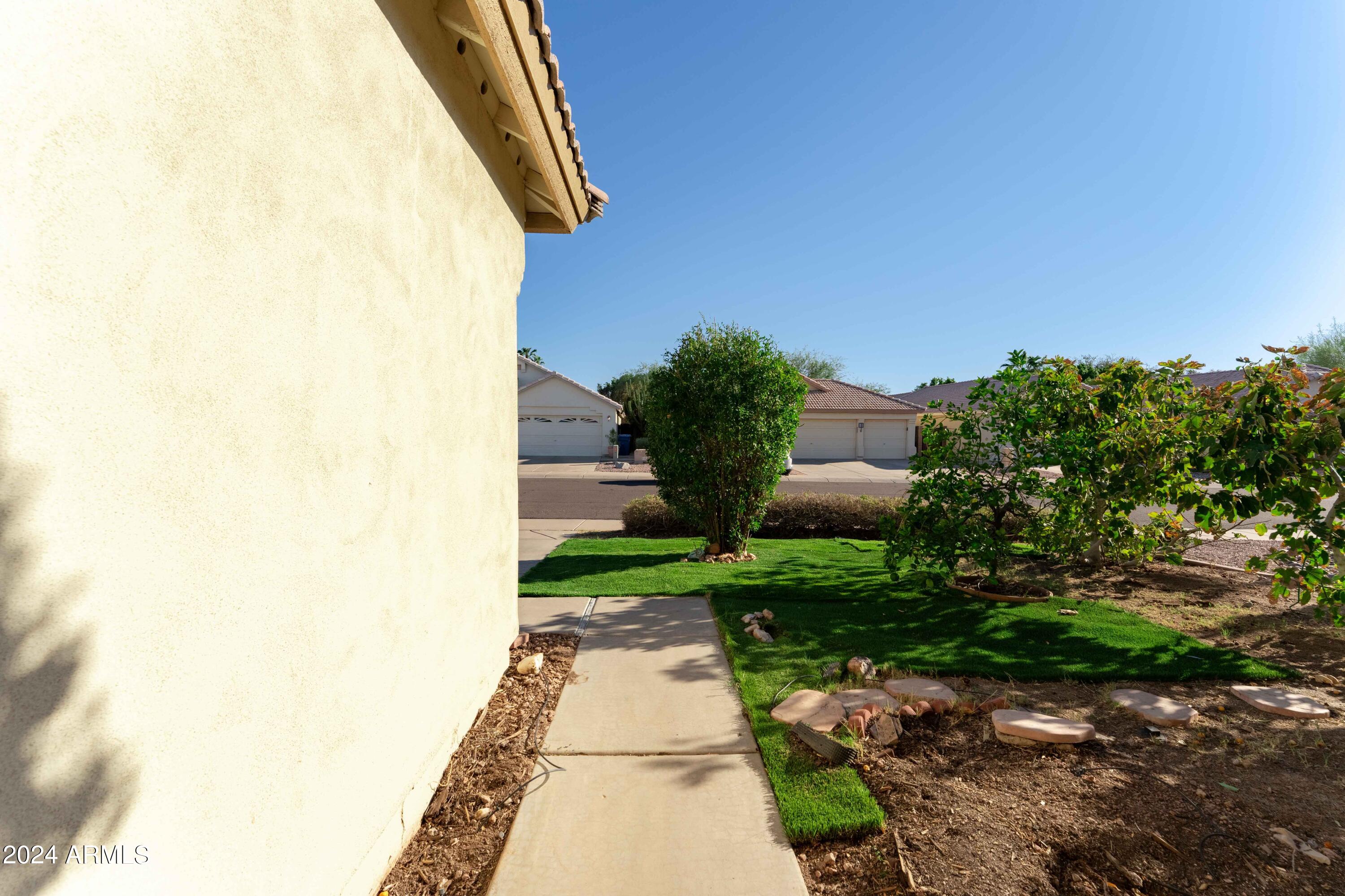 412 W AIRE LIBRE Avenue