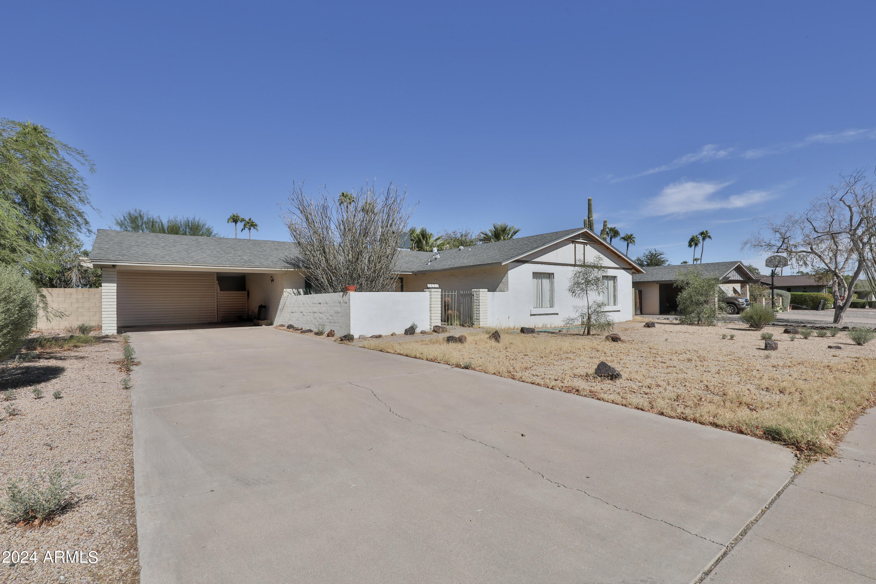 2822 E NORTH Lane