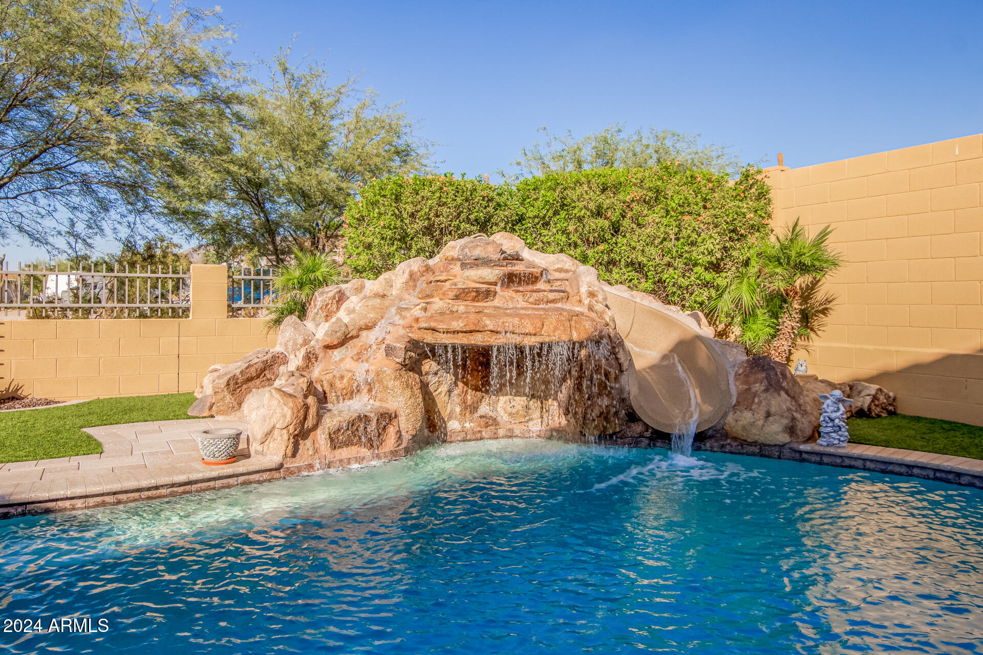 8446 E LAUREL Street