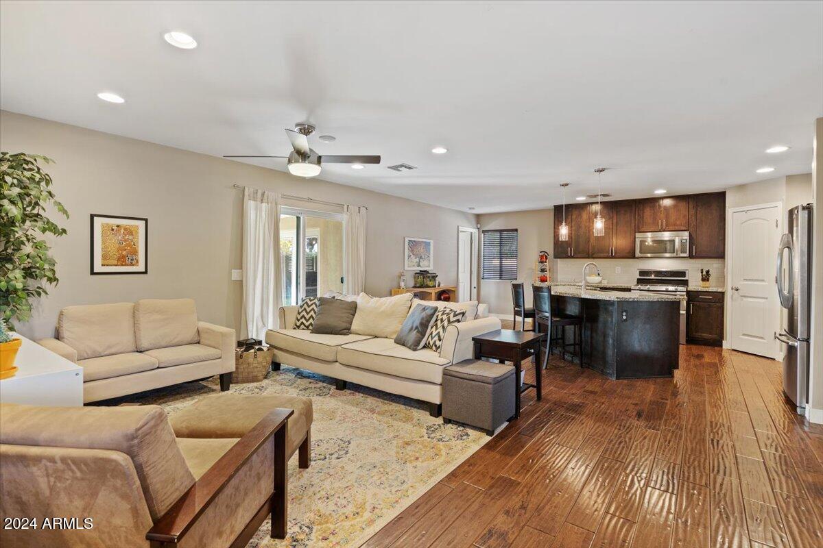 1039 E MONTEBELLO Avenue