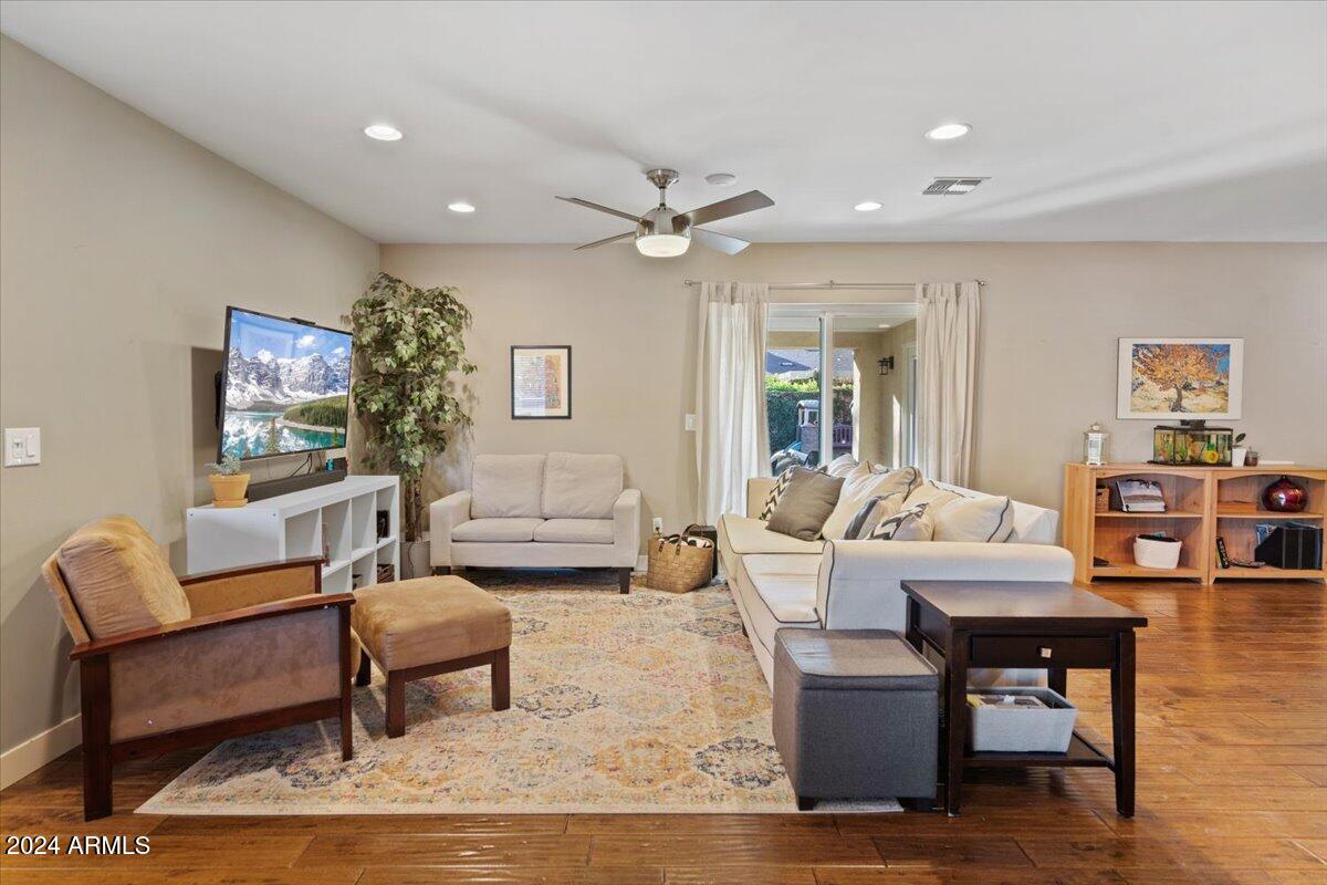 1039 E MONTEBELLO Avenue