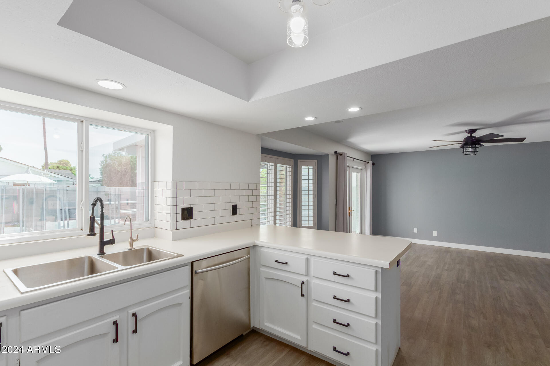 609 W GRANDVIEW Road