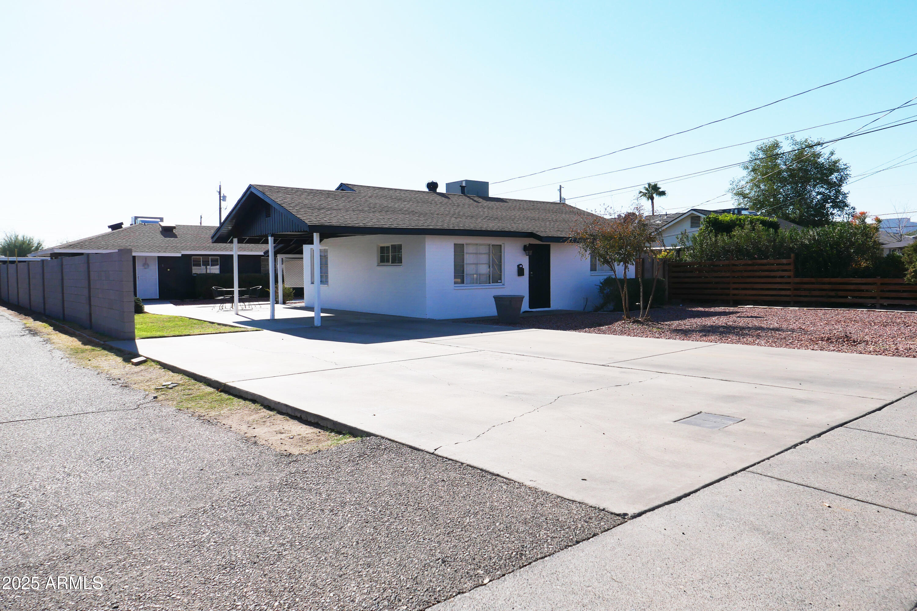 735 W COOLIDGE Street