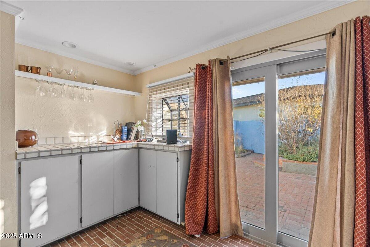 1851 E FREMONT Drive