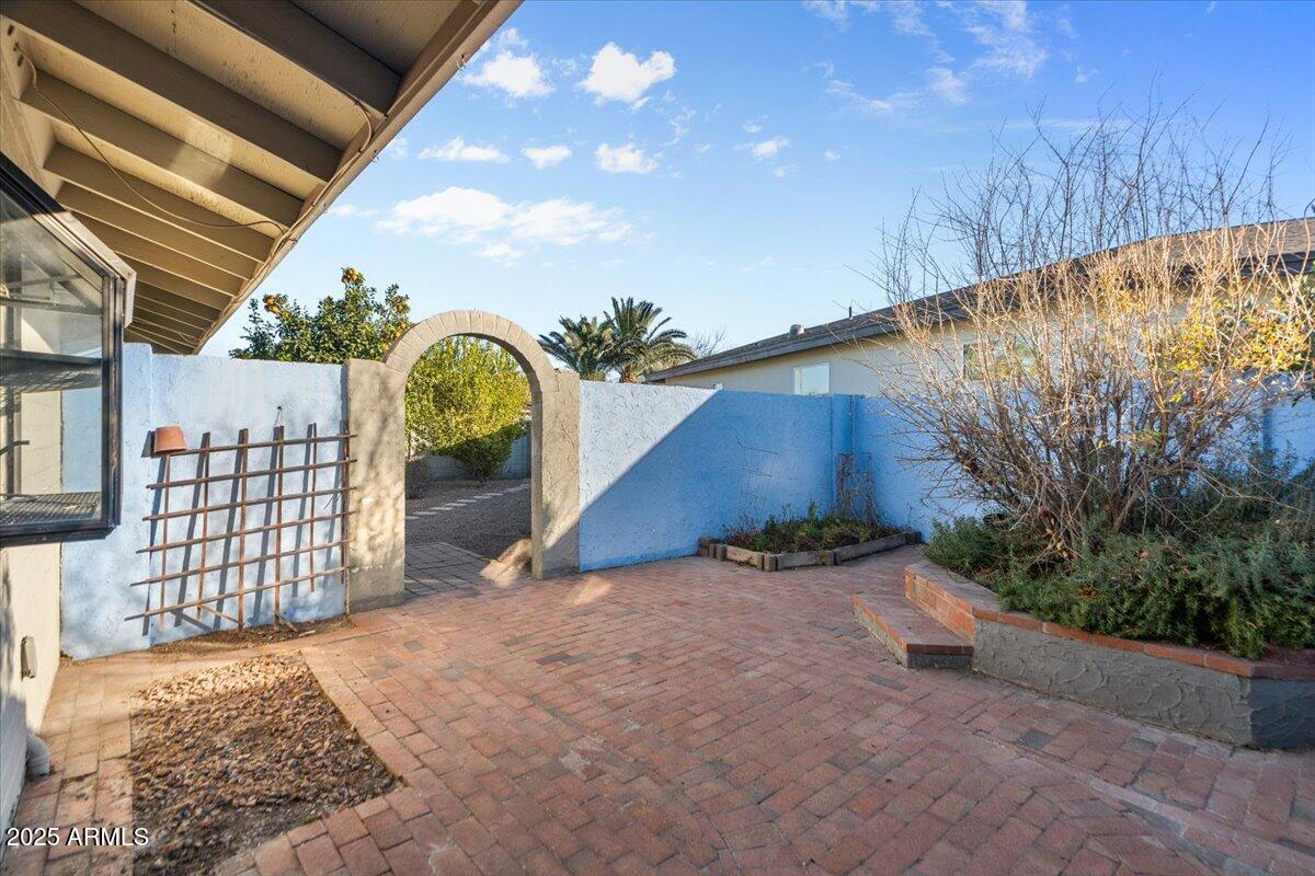 1851 E FREMONT Drive