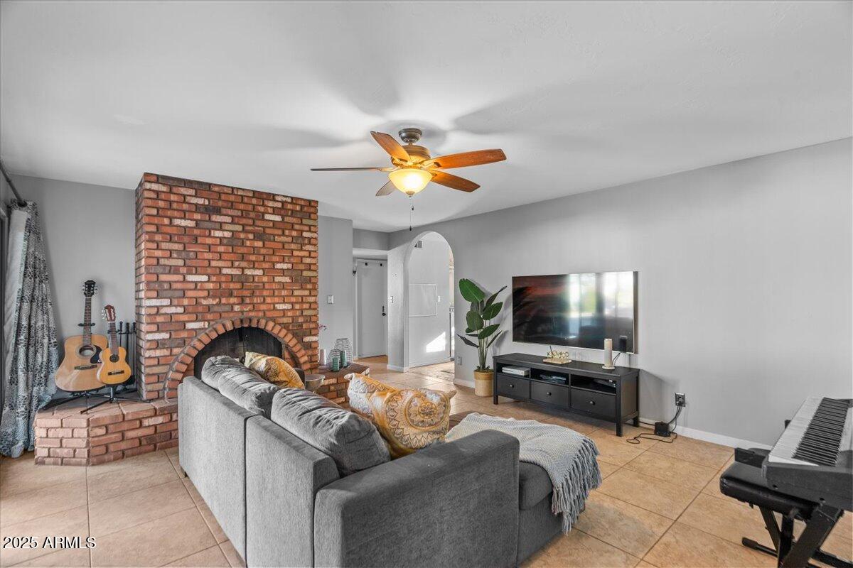 1851 E FREMONT Drive