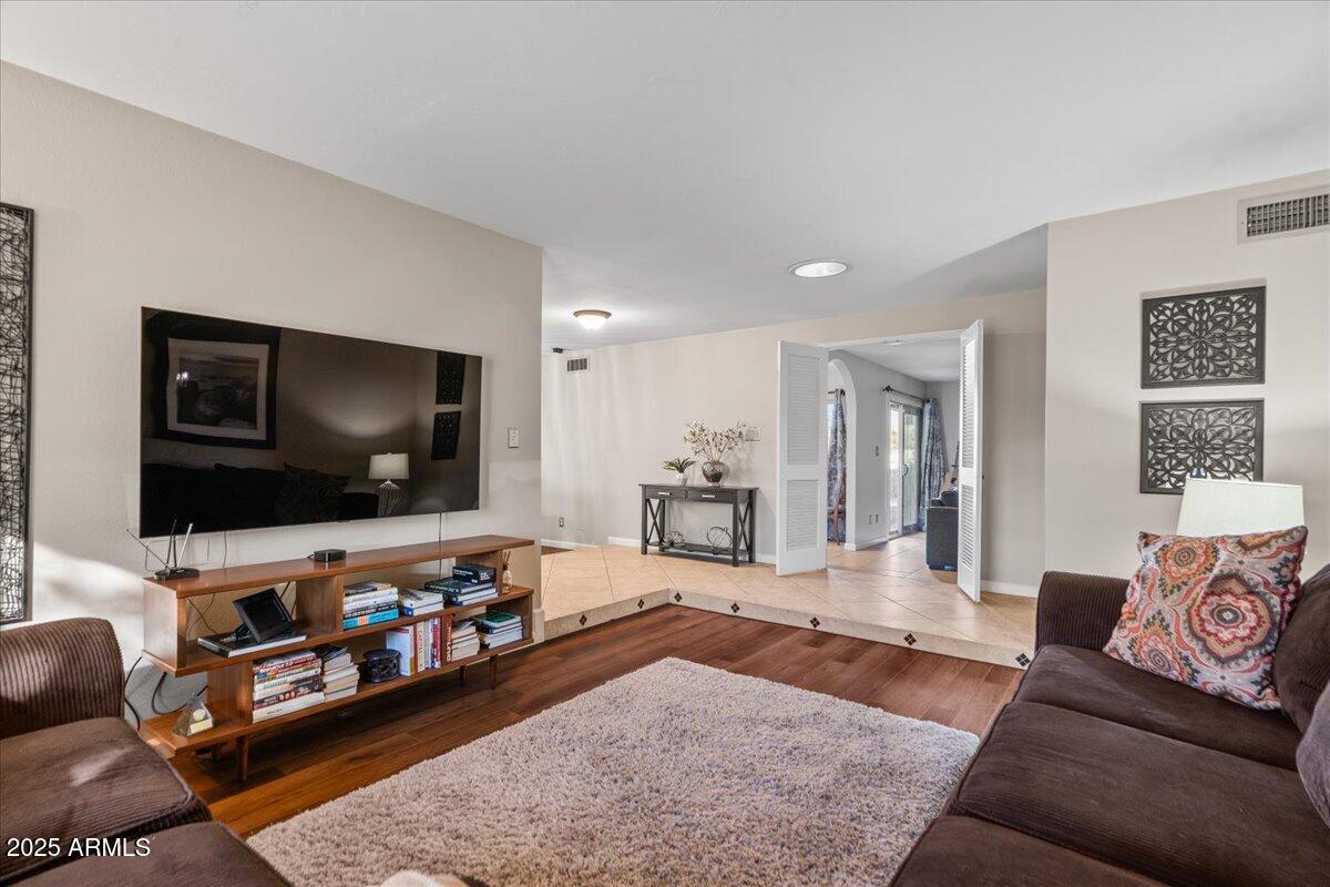 1851 E FREMONT Drive