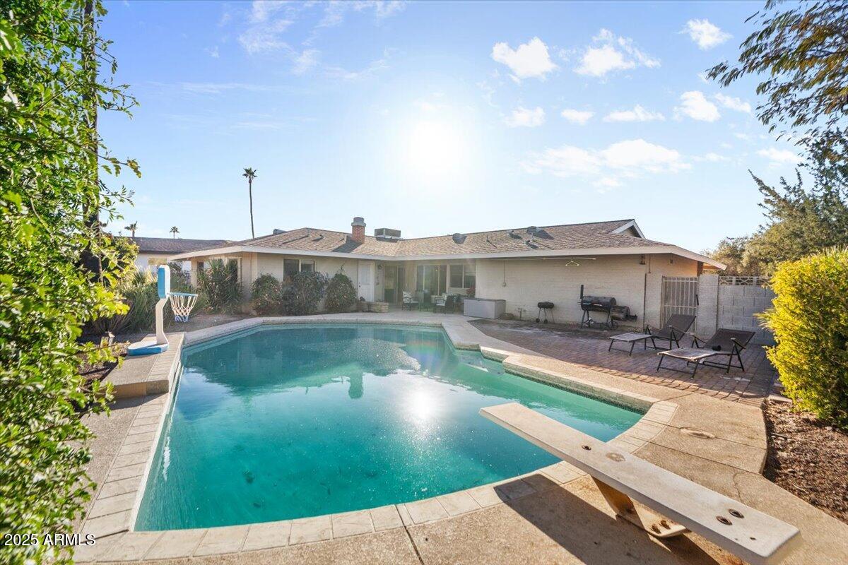 1851 E FREMONT Drive