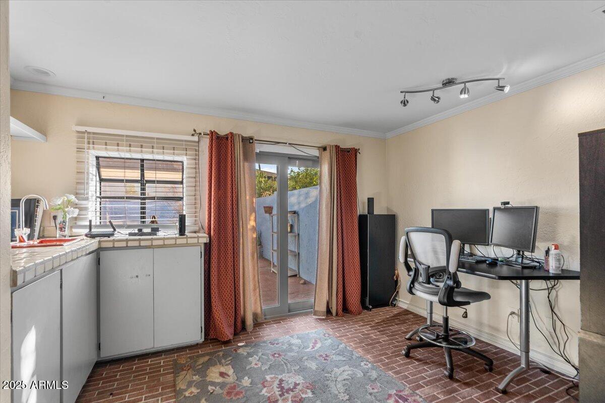 1851 E FREMONT Drive