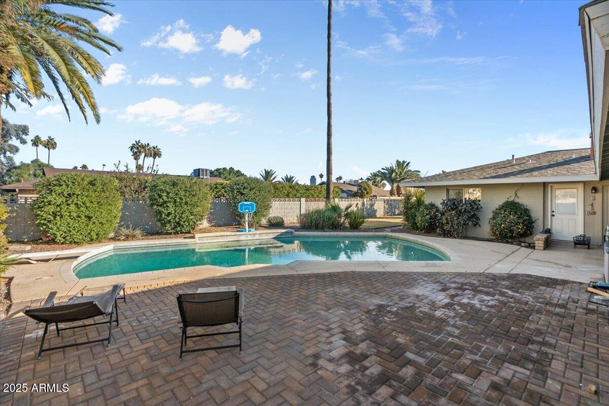 1851 E FREMONT Drive