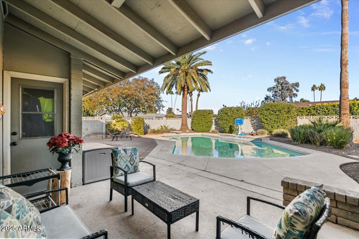 1851 E FREMONT Drive