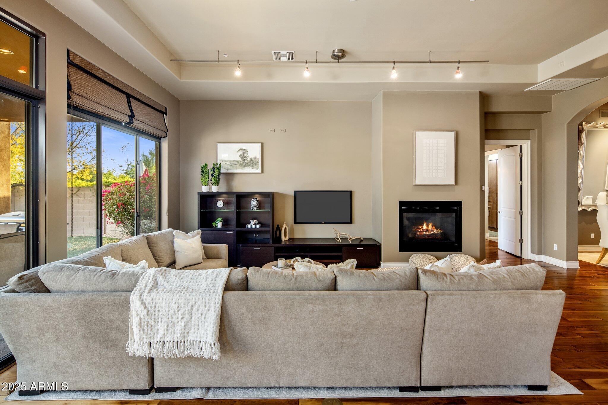 9887 E EDGESTONE Drive
