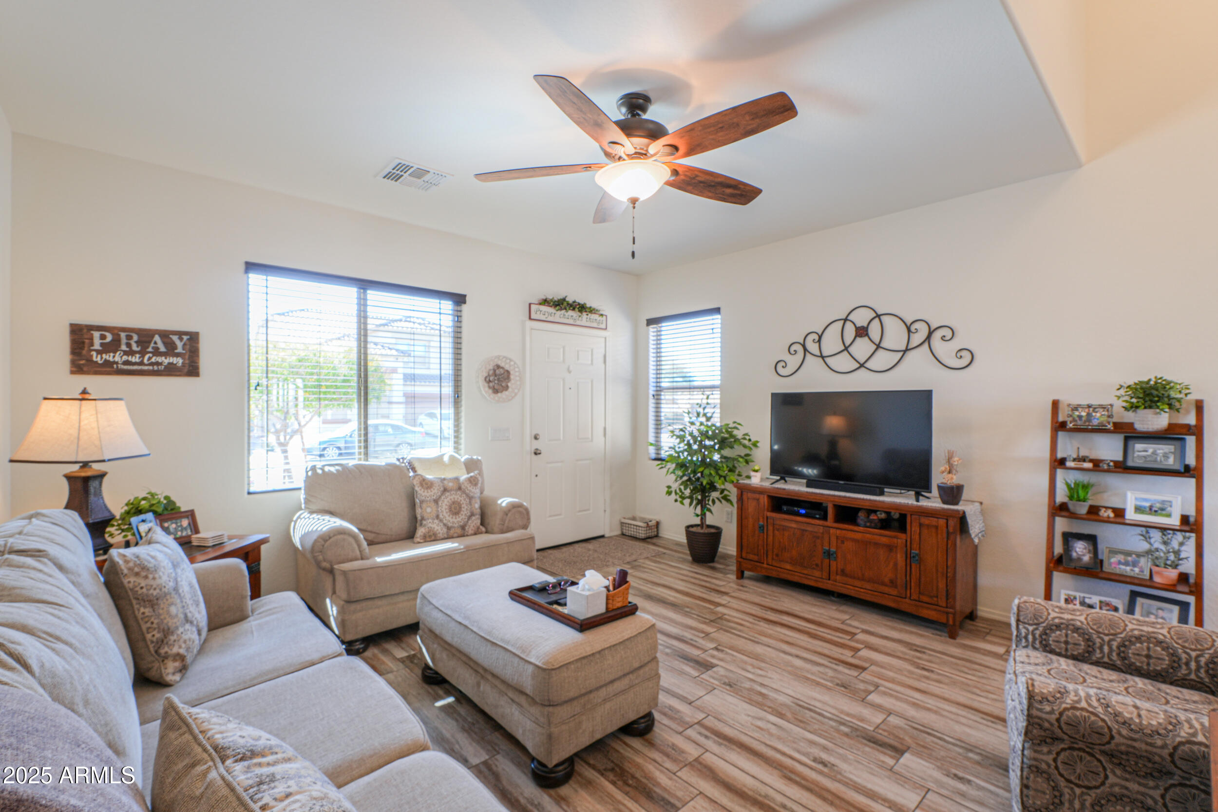 802 W JARDIN Drive
