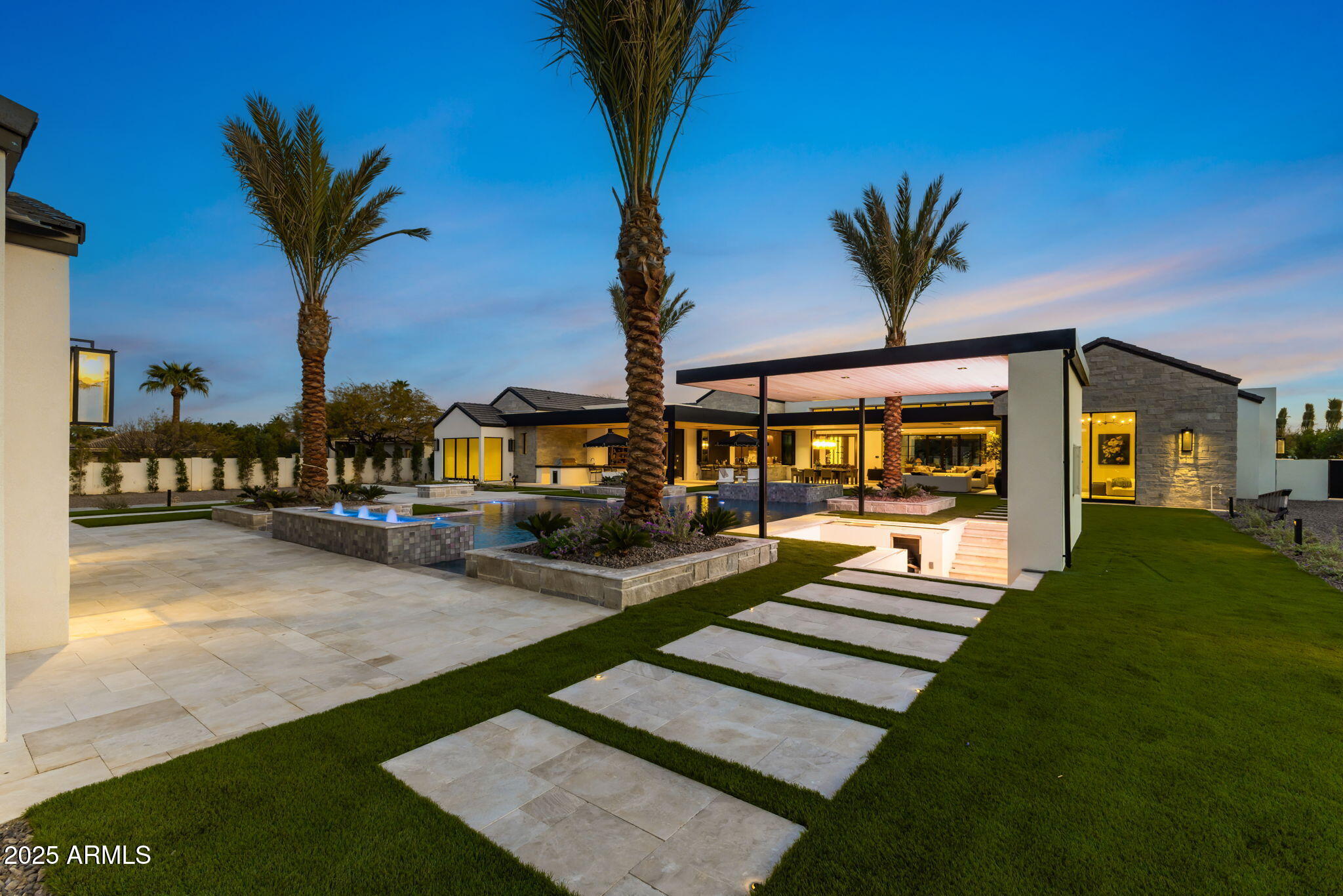 6836 E HUMMINGBIRD Lane