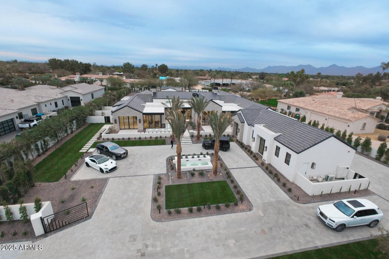 6836 E HUMMINGBIRD Lane