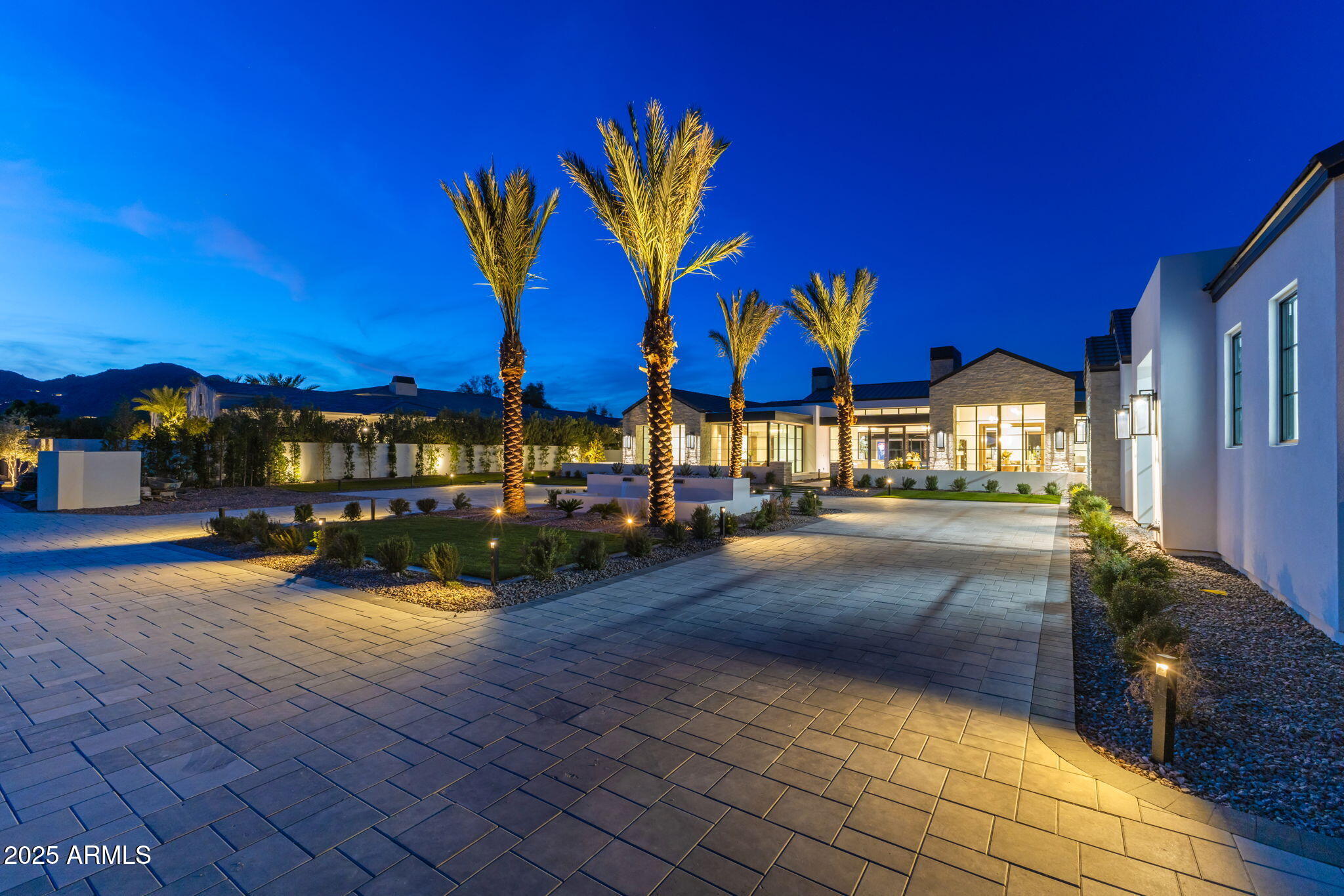 6836 E HUMMINGBIRD Lane