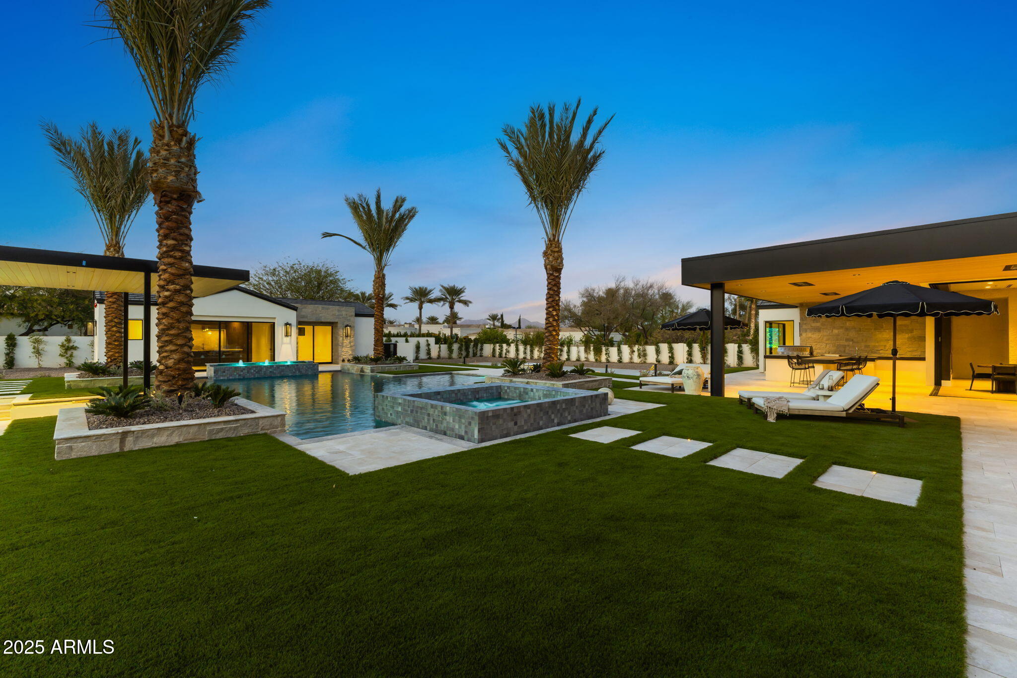 6836 E HUMMINGBIRD Lane