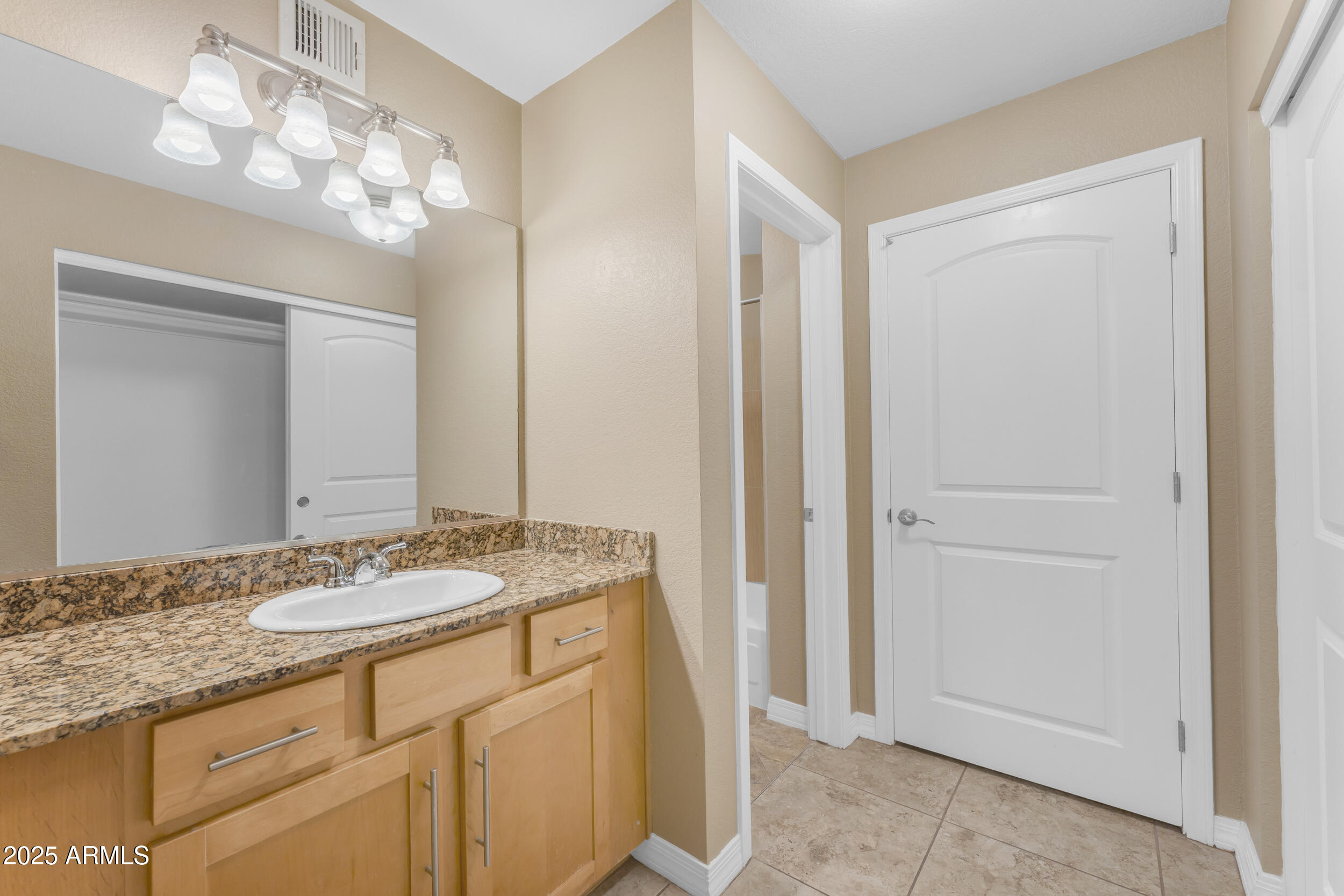 2025 E CAMPBELL Avenue, 140