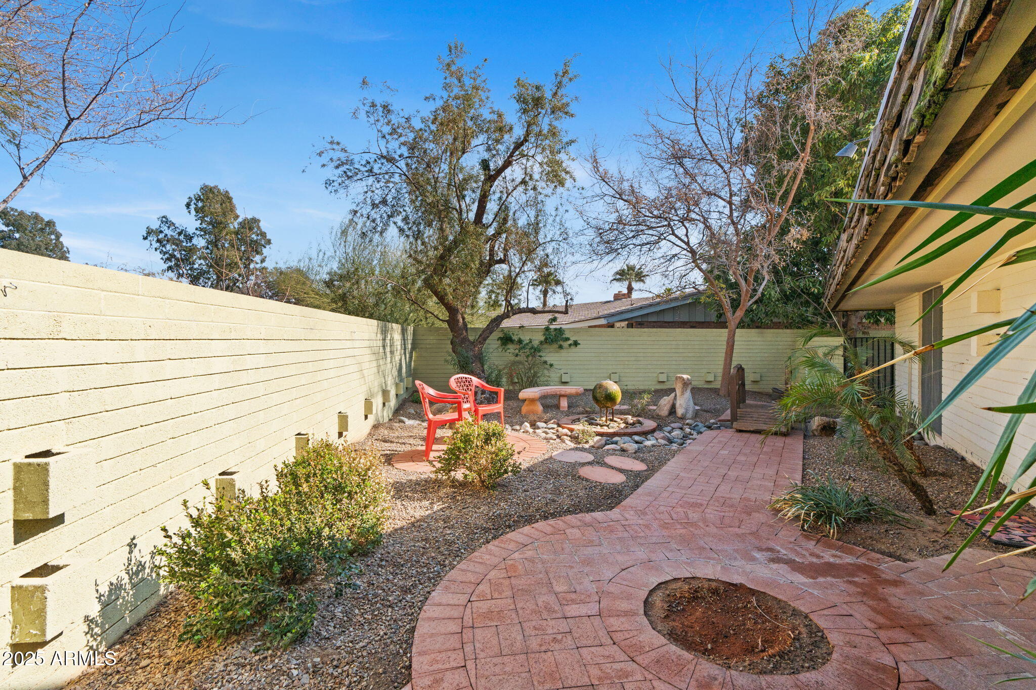203 W ALEGRE Drive