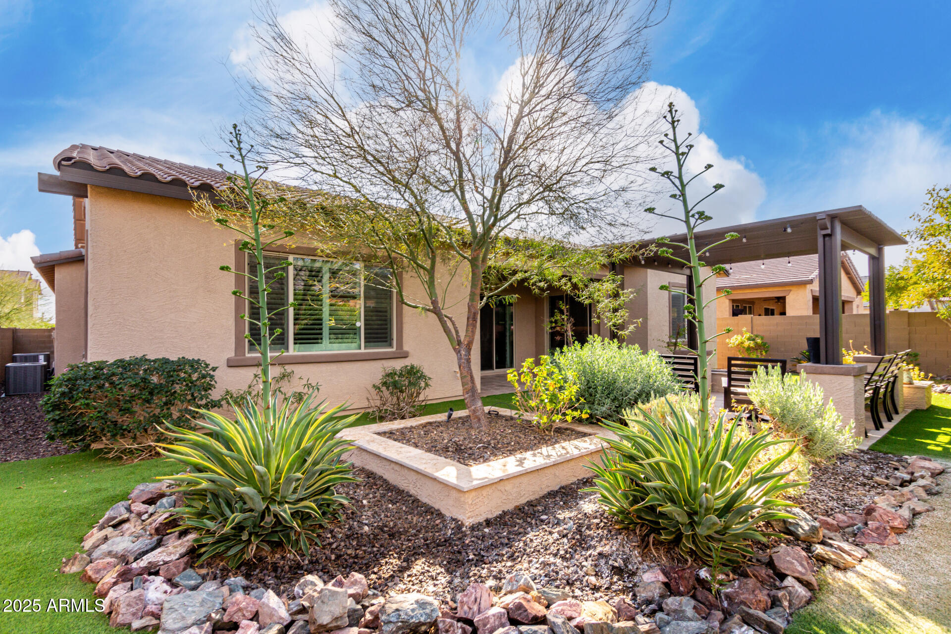 9426 W DALEY Lane