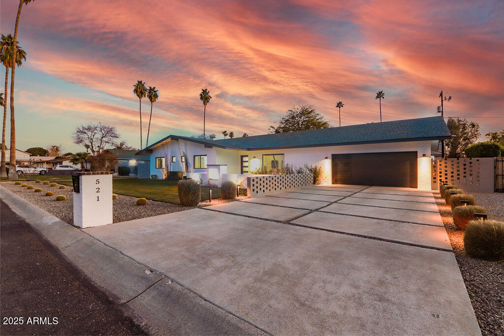 521 W STELLA Lane