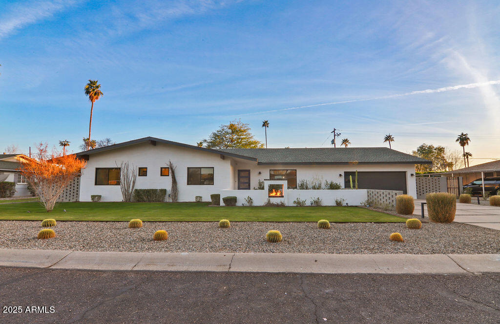 521 W STELLA Lane