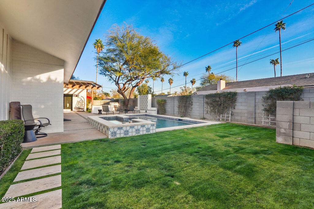 521 W STELLA Lane